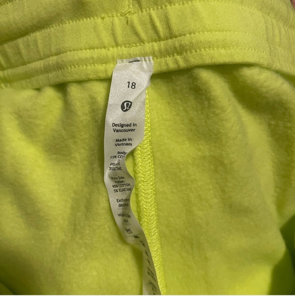 🏷️ Lululemon Loungeful High Rise Short 7" Length Size 18 Electric Lemon 🍋 - Picture 5 of 6